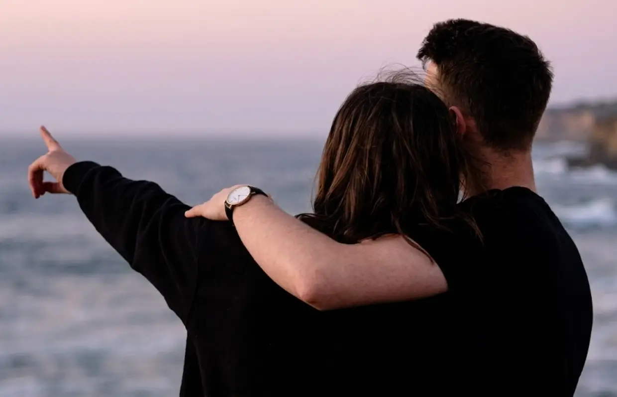 Mirando el mar juntos